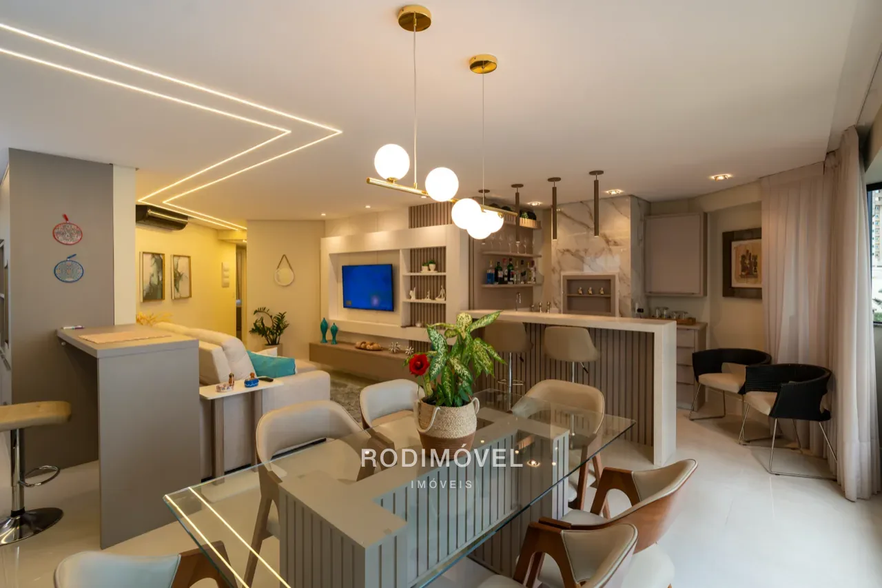 Baía Azul 401: Apartamento quadra mar reformado, com 3 dormitórios e 117 m², na entrada da Barra Sul